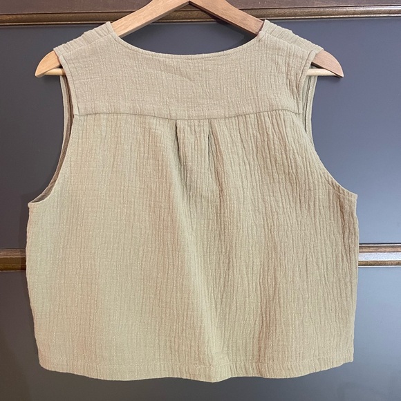 Things Between Vest - Picture 3 of 4